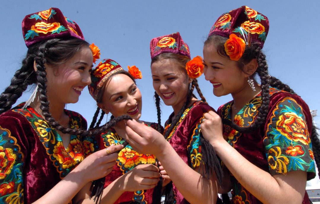 Девушки из Казахстана в национальной одежде